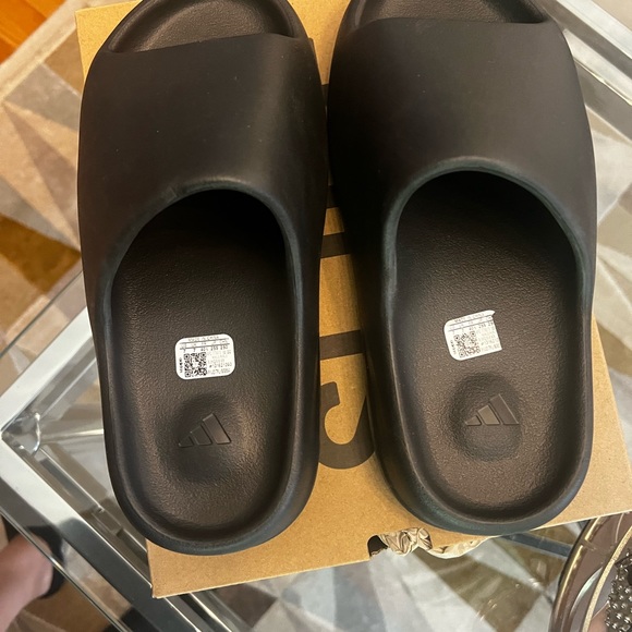 Authentic Yeezy slide. Mens size 7- fits women size 8 - Picture 8 of 9
